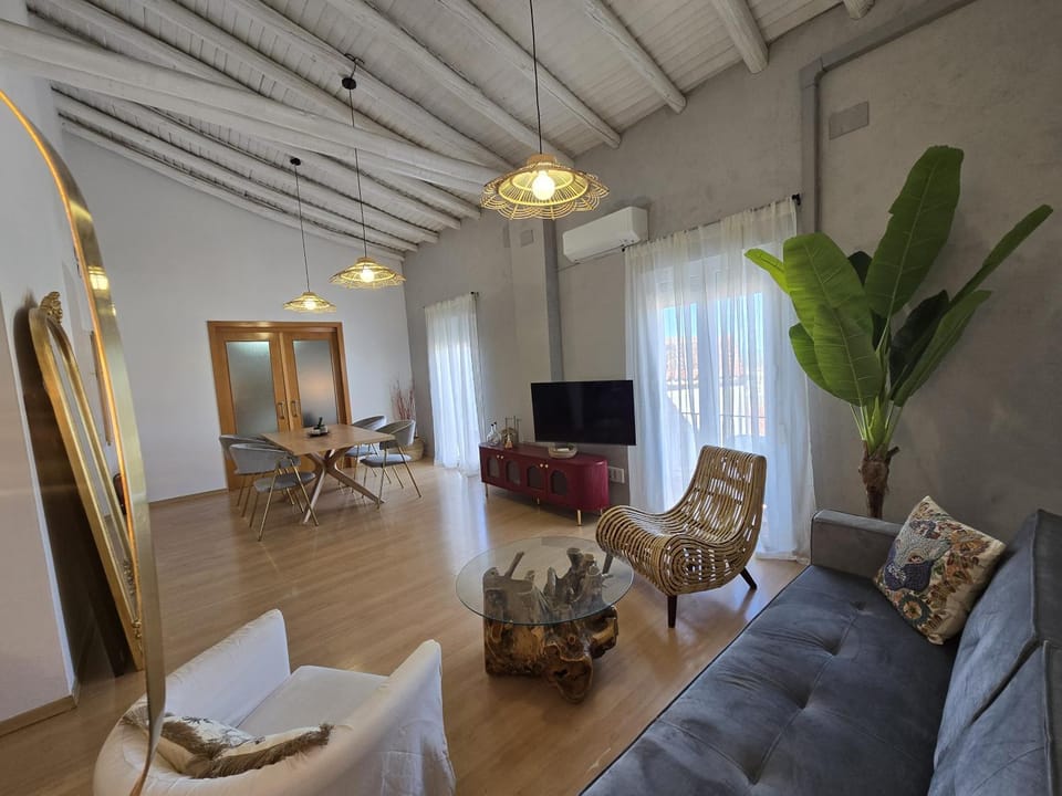 Communal lounge/ TV room, TV and multimedia, Seating area
