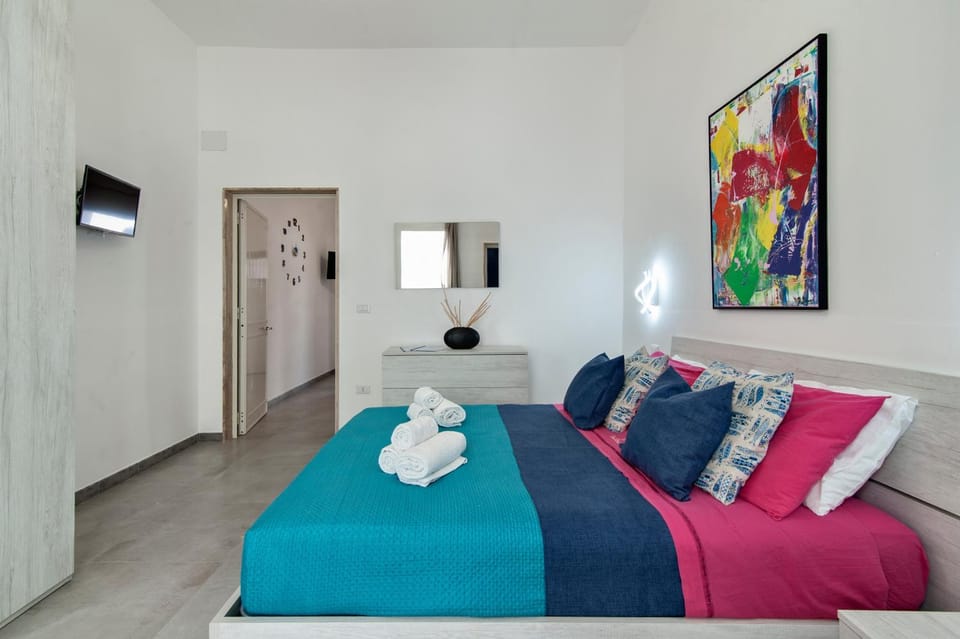 Bed, TV and multimedia, Bedroom, wardrobe