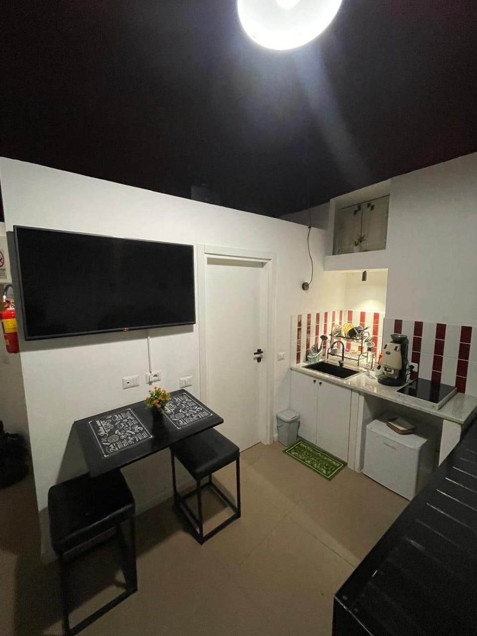 TV and multimedia, Kitchen or kitchenette, Dining area, stove