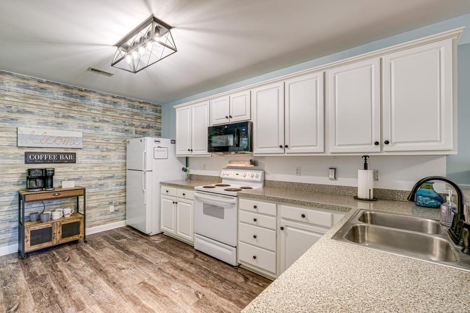'Better Lake Than Never' Huddleston Condo House in Smith Mountain Lake