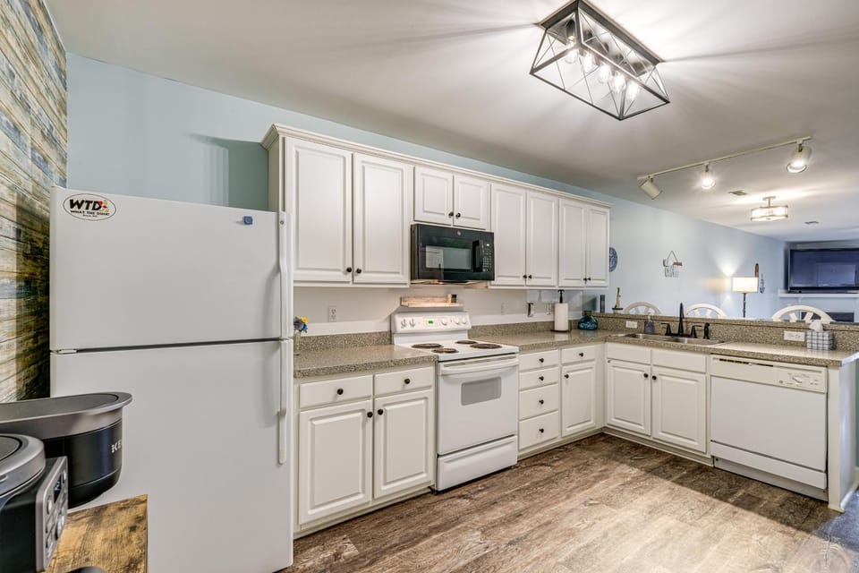 'Better Lake Than Never' Huddleston Condo House in Smith Mountain Lake