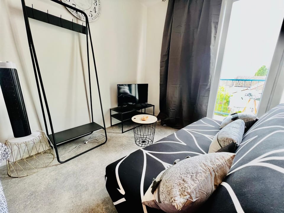 Bed, TV and multimedia, Living room, Photo of the whole room, Bedroom