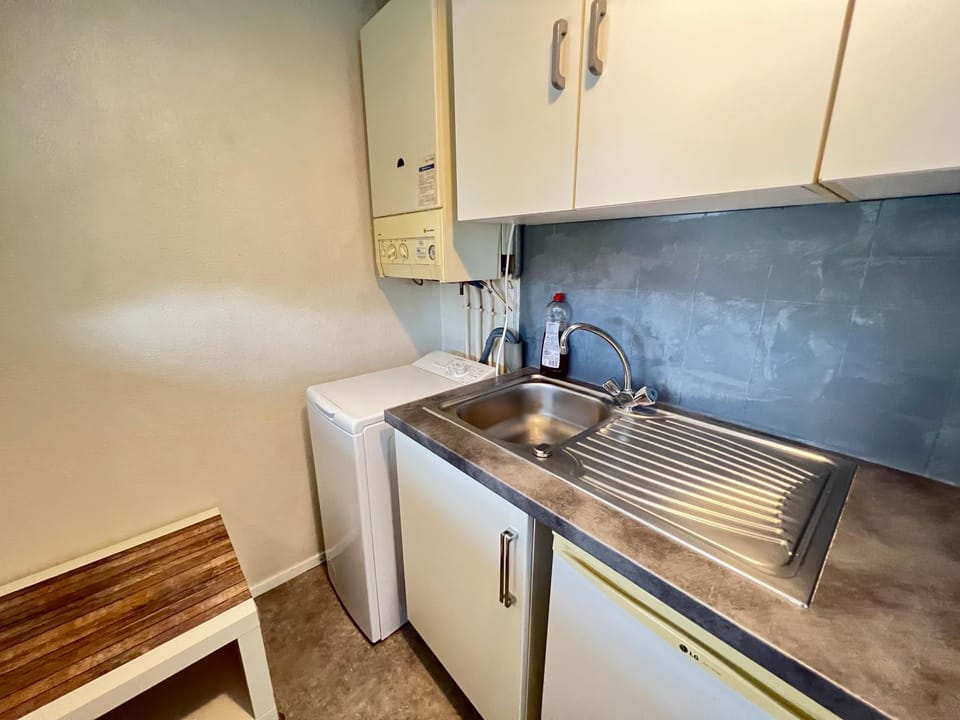 Bathroom, Kitchen or kitchenette, stove