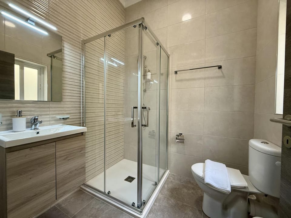 New Apartment! Walking distance to the three cities by SF Homes Apartment in Malta