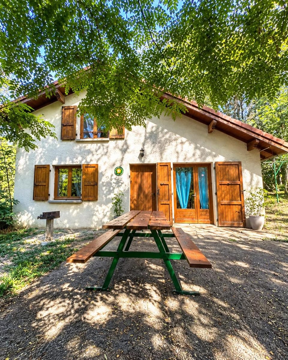 Property building, Patio, Spring, Day, Garden, Dining area, Garden view