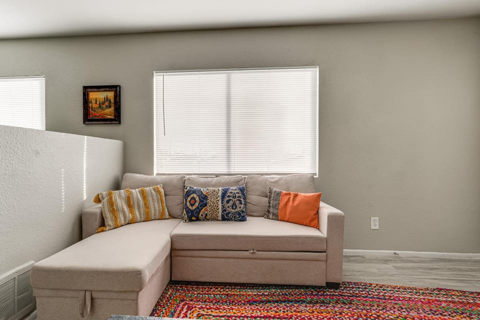 2 Mi to Dtwn & Chase Field: Condo w/ City View! House in Phoenix
