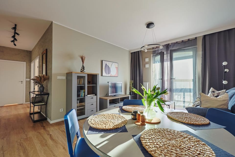 TV and multimedia, Living room, Seating area, Dining area, Evening entertainment