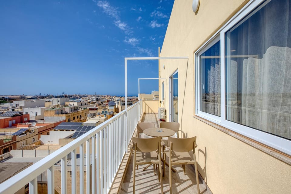 New Penthouse! Walking distance to the three cities by SF Homes Apartment in Malta