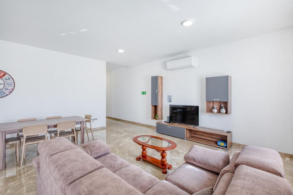 New Penthouse! Walking distance to the three cities by SF Homes Apartment in Malta