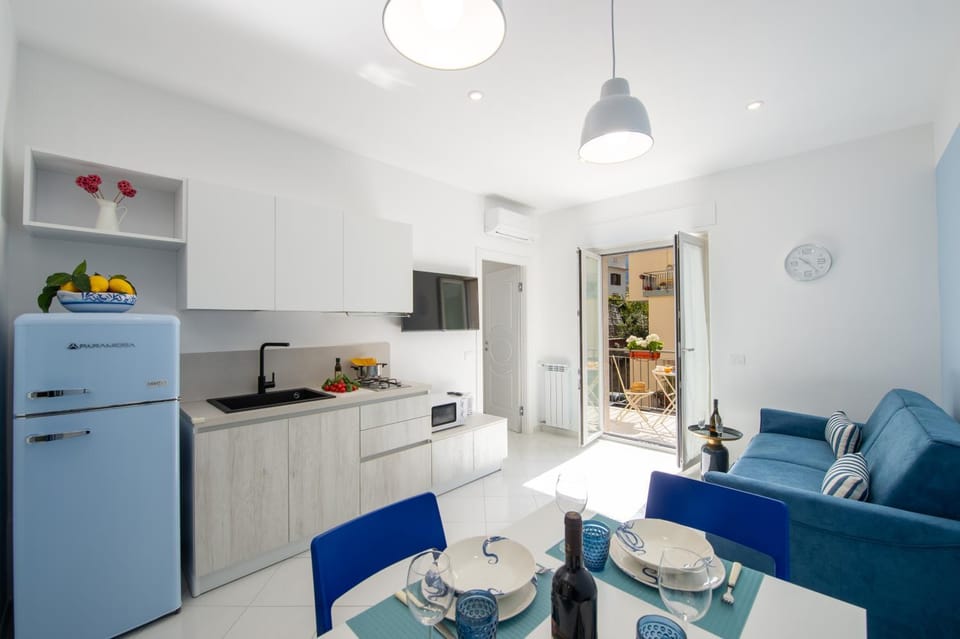 Balcony/Terrace, Kitchen or kitchenette, Dining area, stove