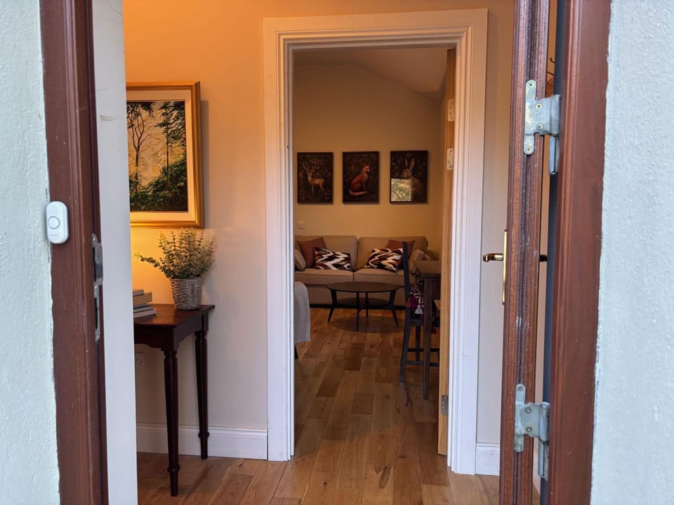 Facade/entrance, internet