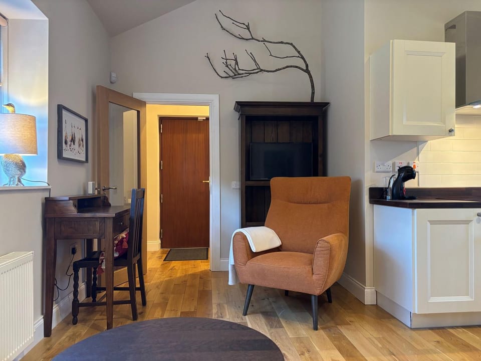 Coffee/tea facilities, Living room, Seating area