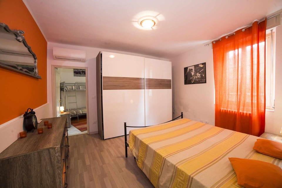 Bed, TV and multimedia, Kitchen or kitchenette, Photo of the whole room, Bedroom, wardrobe, air conditioner