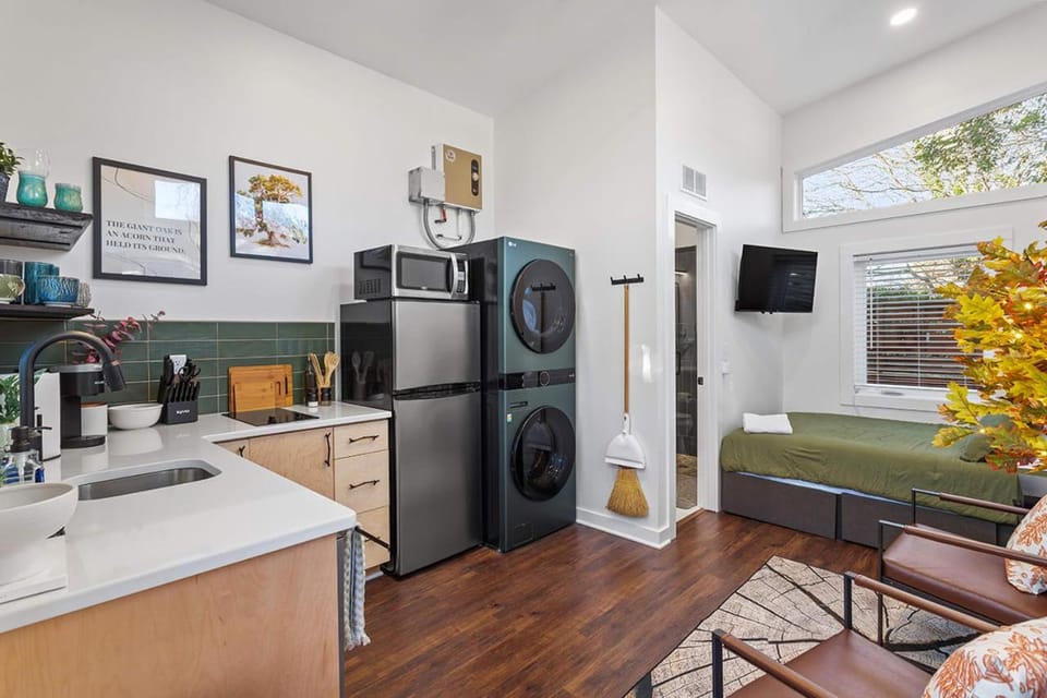 The Acorn - Tiny House in HISTORIC OAKWOOD House in Raleigh