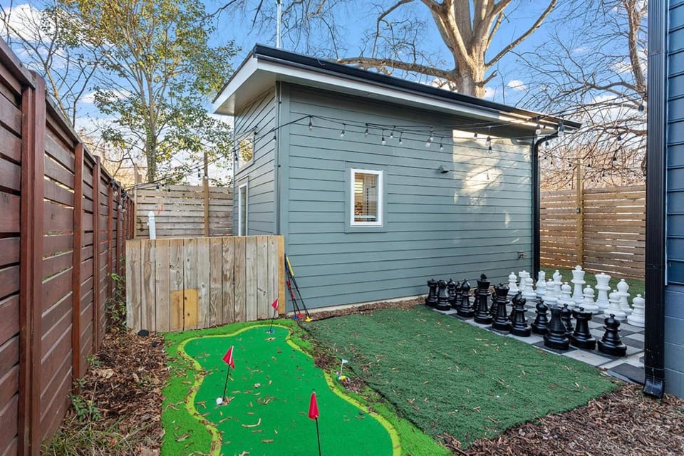 The Acorn - Tiny House in HISTORIC OAKWOOD House in Raleigh