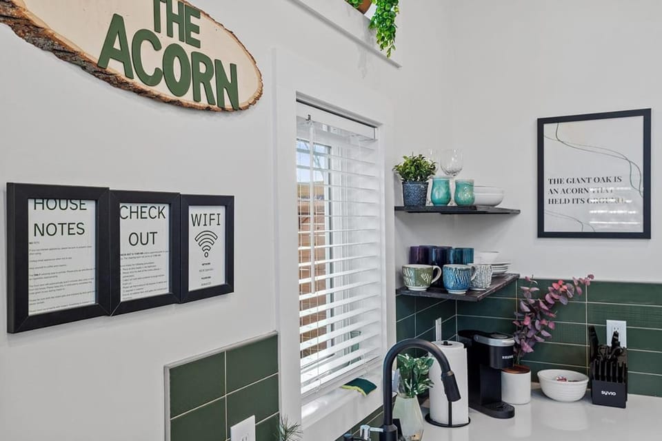 The Acorn - Tiny House in HISTORIC OAKWOOD House in Raleigh
