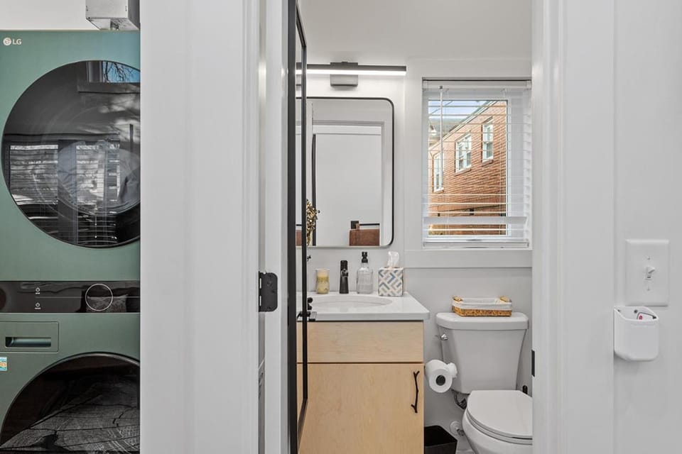 The Acorn - Tiny House in HISTORIC OAKWOOD House in Raleigh