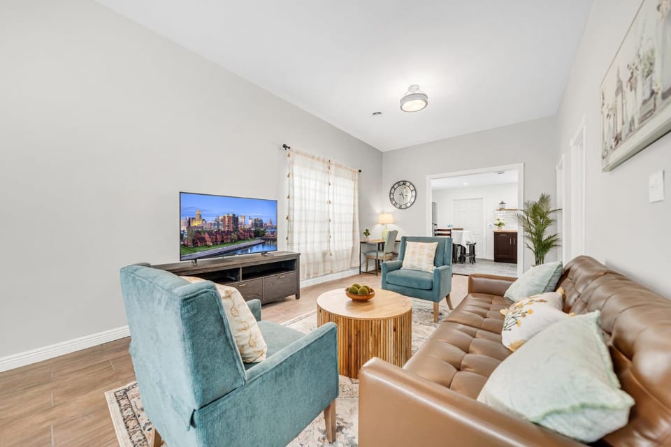 Communal lounge/ TV room, Living room, Seating area