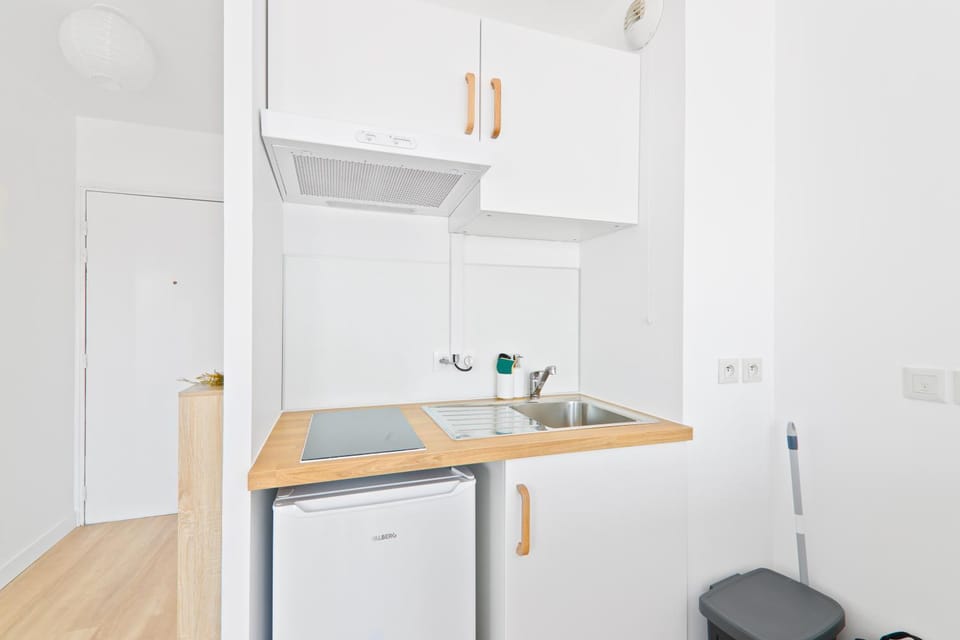 Kitchen or kitchenette, minibar, stove