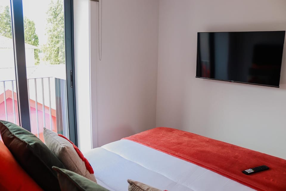 Bed, TV and multimedia, Bedroom