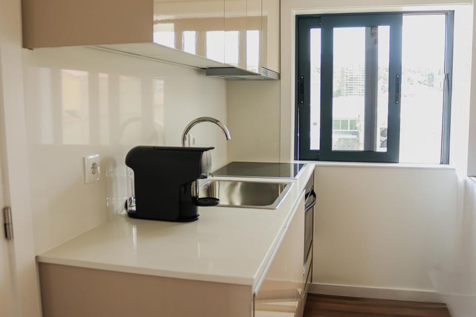 Coffee/tea facilities, Kitchen or kitchenette, stove