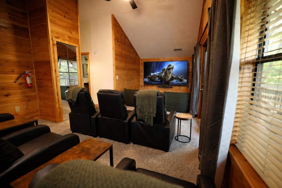 08 Miles to Strip, Pool, Game Room, Theater House in Pigeon Forge