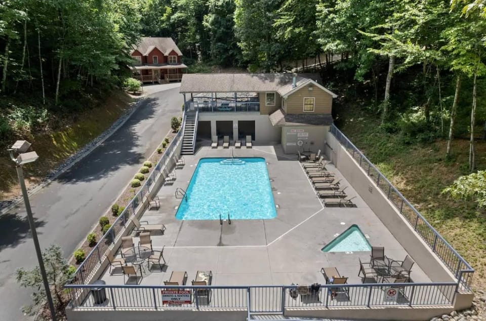 08 Miles to Strip, Pool, Game Room, Theater House in Pigeon Forge
