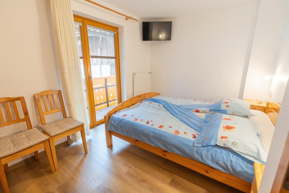 TV and multimedia, Seating area, Bedroom
