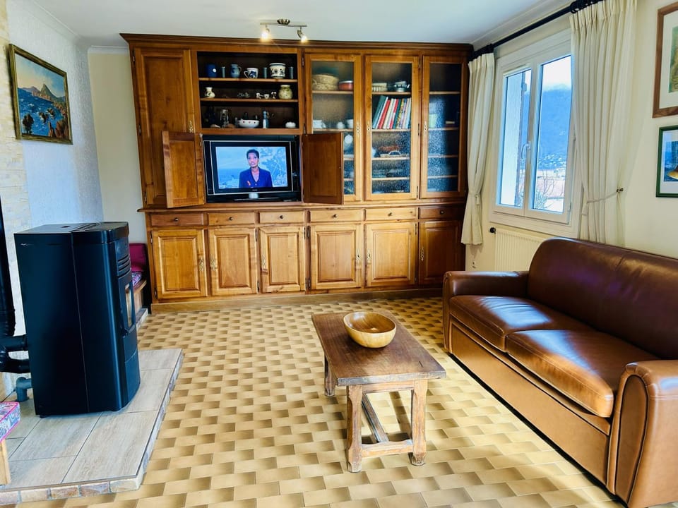 Communal lounge/ TV room, TV and multimedia, Living room