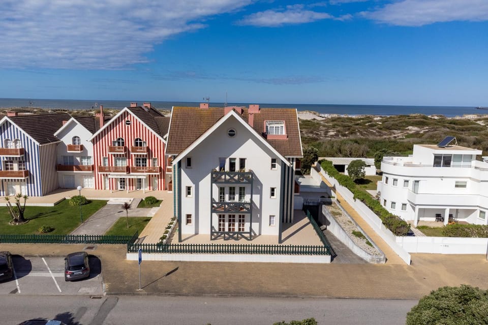 Bird's eye view, Sea view, Street view, Location