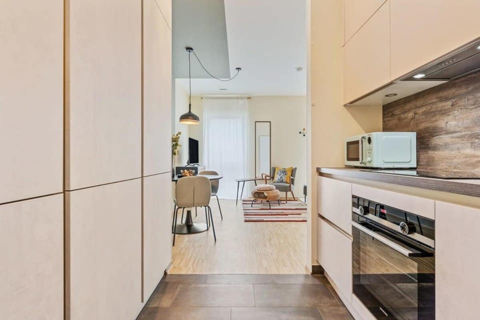 Coffee/tea facilities, Dining area, microwave, oven, stove, kitchen