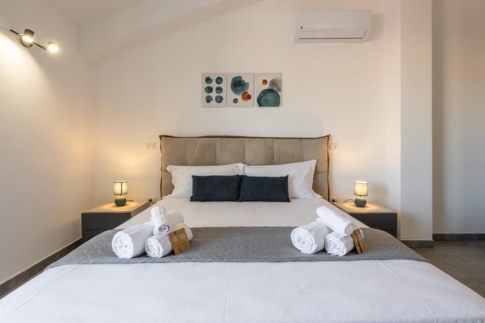 Bed, Photo of the whole room, Bedroom, towels, air conditioner