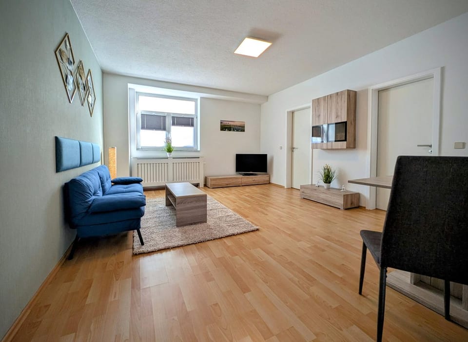 TV and multimedia, Living room, Seating area, Evening entertainment