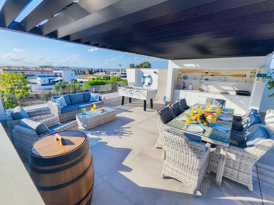BBQ facilities, Solarium, Balcony/Terrace, Kitchen or kitchenette, Seating area, stove, sunbed, kitchen