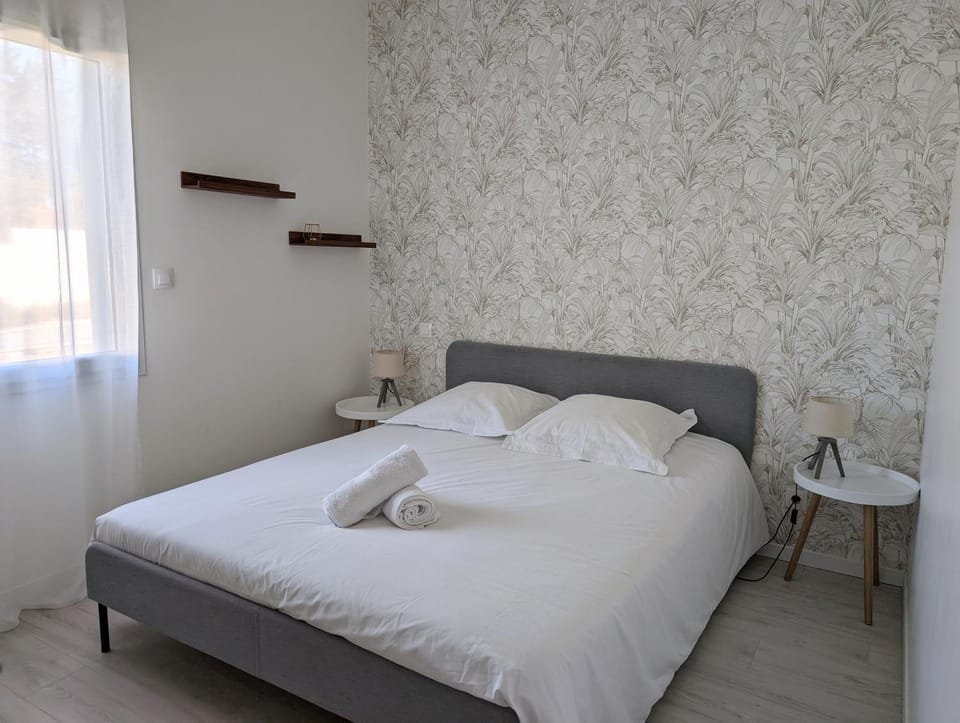 Bed, Photo of the whole room, Bedroom, towels