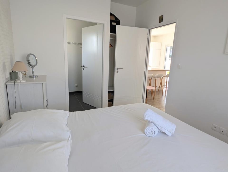 Bed, Photo of the whole room, Bedroom, towels, wardrobe