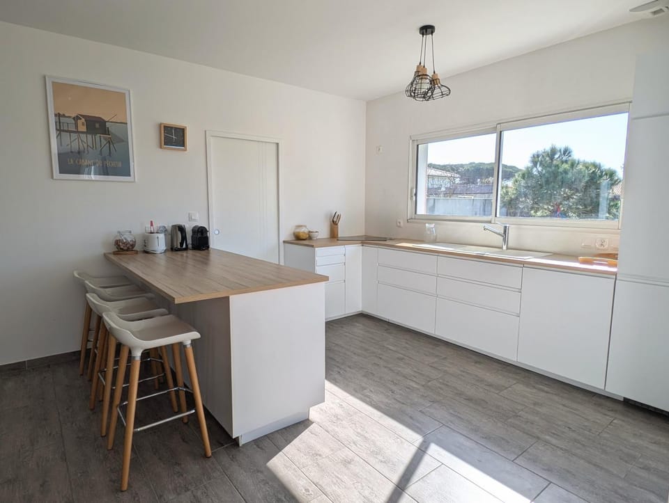 Coffee/tea facilities, Kitchen or kitchenette, Dining area, dishwasher, hair dryier, internet, oven, toaster, washing machine, dryer
