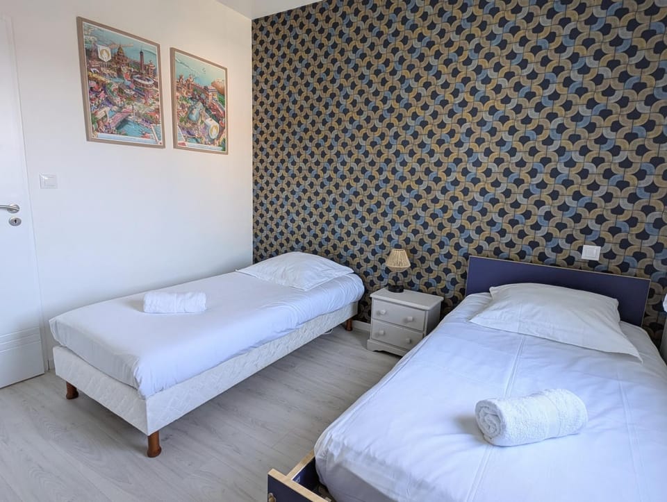 Bed, Photo of the whole room, Bedroom, towels