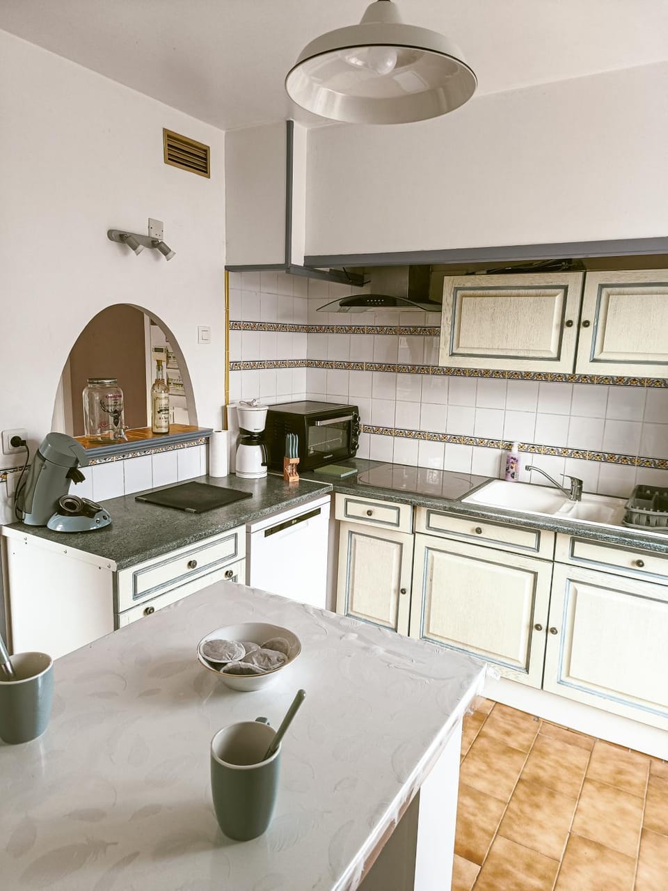 Kitchen or kitchenette, Dining area, dishwasher, pet friendly, stove