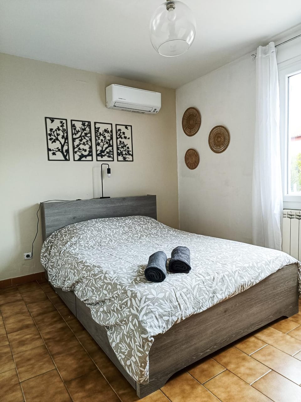 Bed, Photo of the whole room, Bedroom, air conditioner