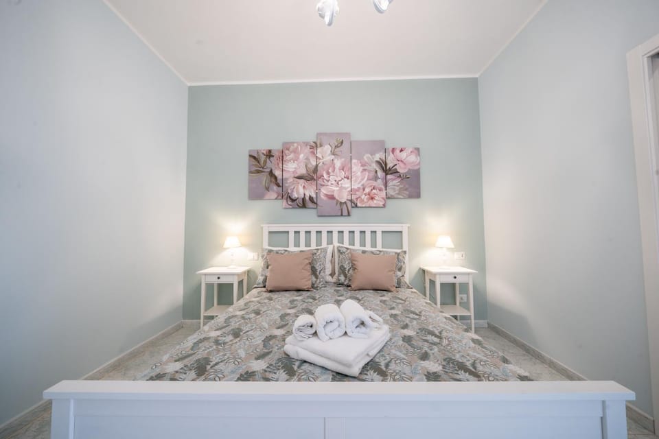 Photo of the whole room, Bedroom, towels