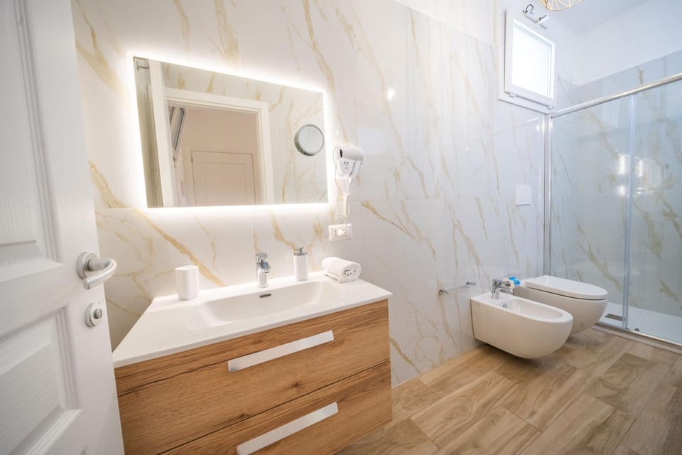 Shower, Toilet, Bathroom, towels