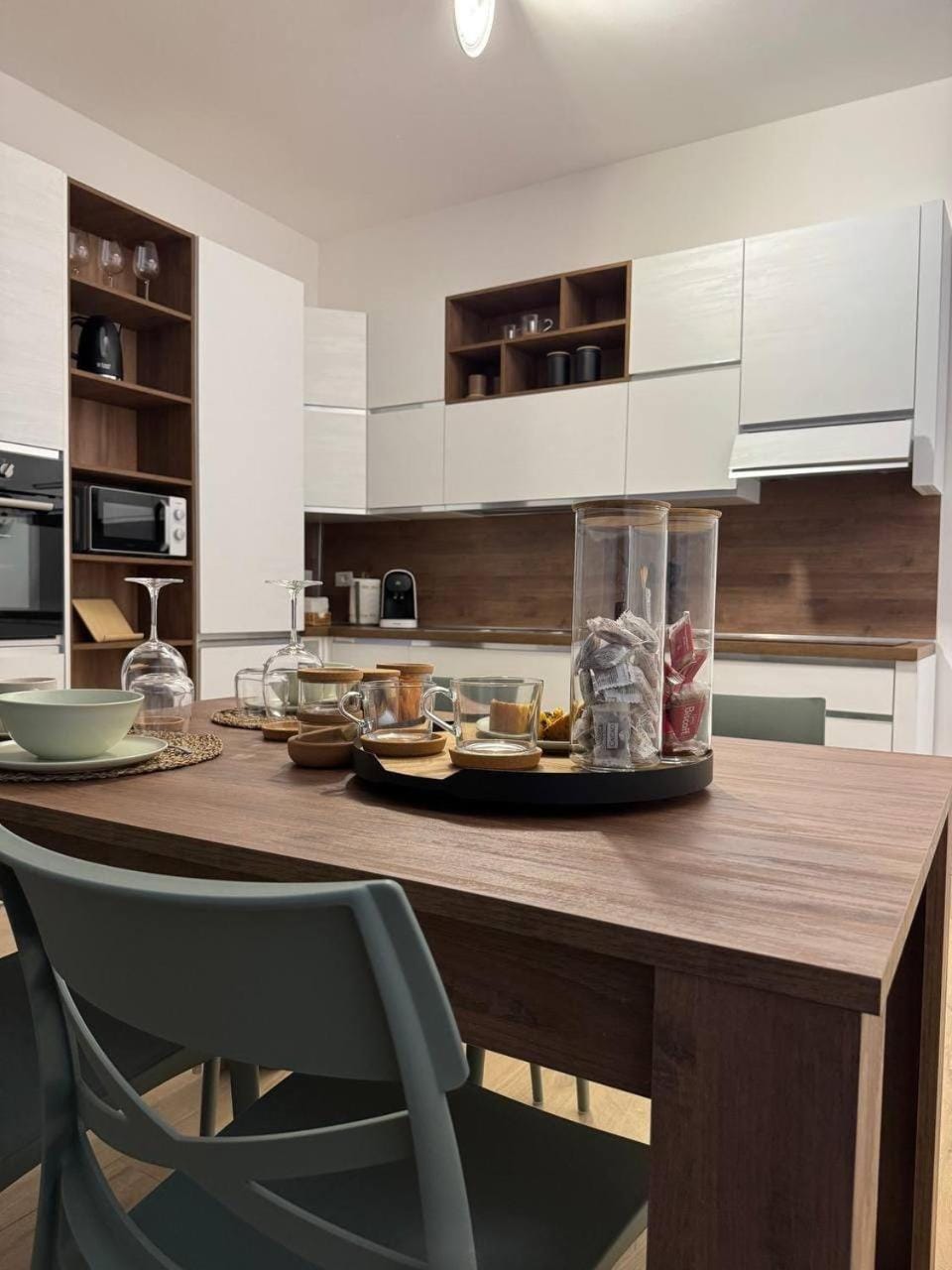 Kitchen or kitchenette, Food and drinks, Dining area, Food