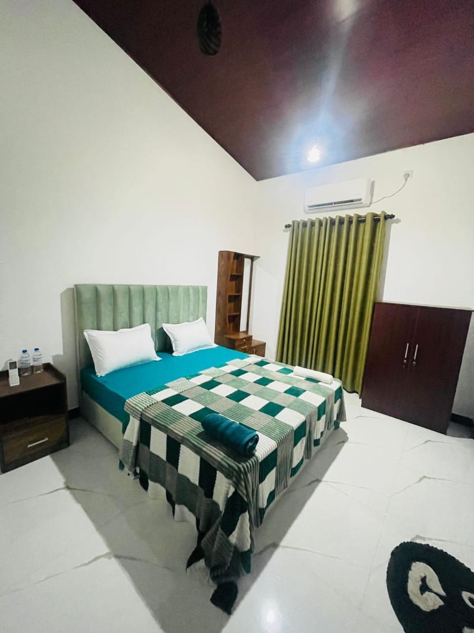 Bed, Living room, Photo of the whole room, Bedroom
