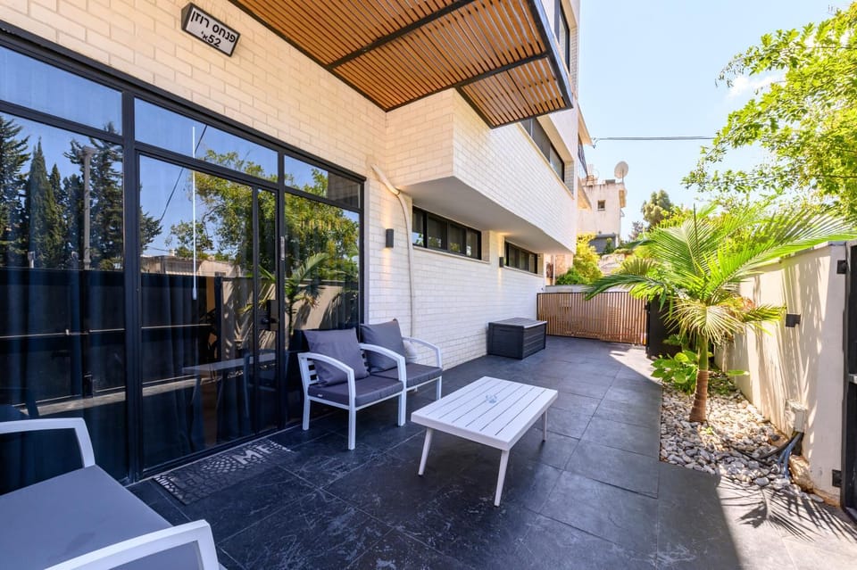 Property building, Garden, Balcony/Terrace, Seating area