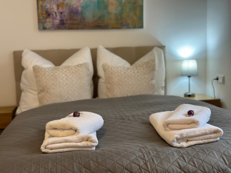 Bed, Bedroom, towels