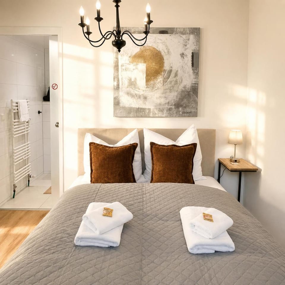 Bed, Photo of the whole room, Bedroom, towels