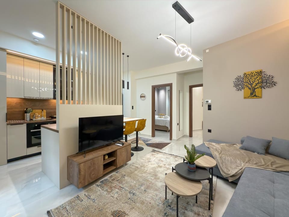 Communal lounge/ TV room, TV and multimedia, Kitchen or kitchenette, Living room, Seating area, Dining area, stove