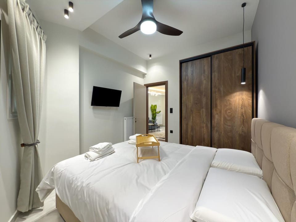 Bed, TV and multimedia, Bedroom, towels