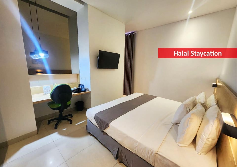 Bed, TV and multimedia, Seating area, Bedroom